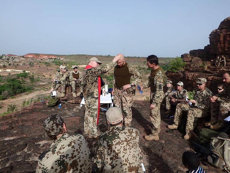 Militärpfarrer im Auslandseinsatz: Bei einem Feldgottesdienst auf dem Berg Keita in Mali tauft Johannes Müller einen deutschen Soldaten.