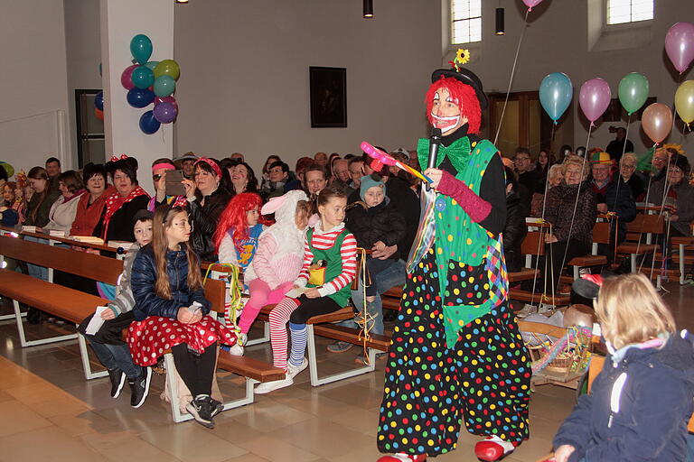 Der Kirchenclown (Claudia Reinwand) freute sich über die vielen kleinen und großen Besucher des Faschingsgottesdienstes.