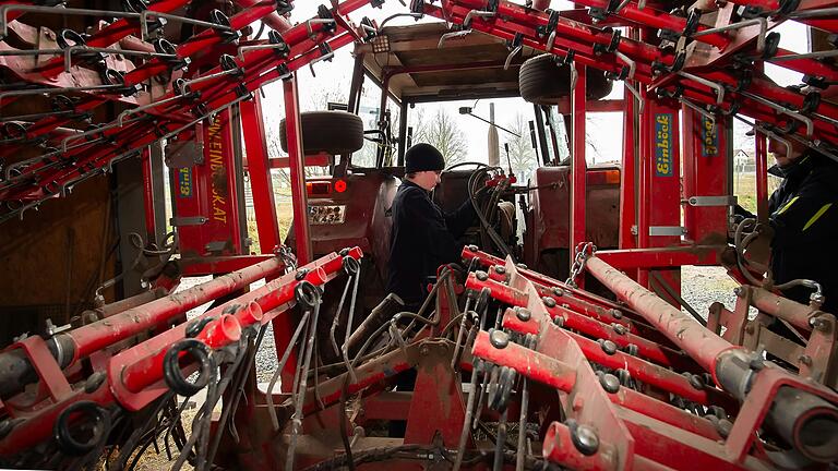 Die Arbeit auf dem Hof ist vielseitig. In den Wintermonaten verbringt Valentin Wahler viel Zeit damit, Maschinen zu reparieren und für den Einsatz im Frühjahr vorzubereiten.
