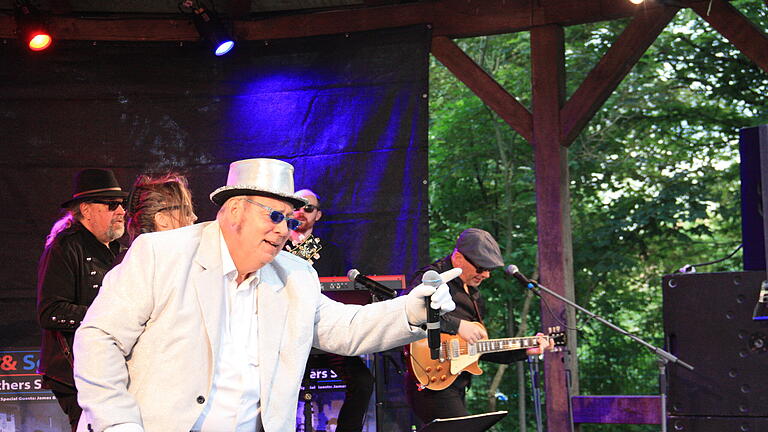 Mit der 'Heart & Soul Blues Brothers Show' startete am Donnerstagabend (30. Mai 2024) das Summer Opening in Gerolzhofen. Gut 150 Besucherinnen und Besucher verfolgten die Blues-Brothers-Tribute-Band bei deren mitreißenden Auftritt. Das wechselhafte, von Regenschauern durchsetzte Wetter tat der tanzwütigen Stimmung des Publikums keinen Abbruch.