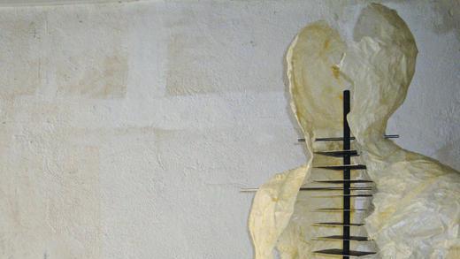 »Gespalten« nennt sich dieses Objekt von Christine Schätzlein, das während der Fastenzeit im »schmerzRAUM« in der Johanniskapelle ausgestellt wird.