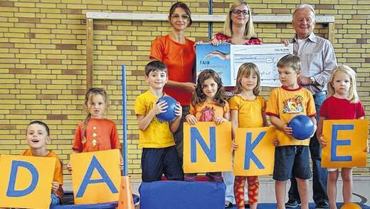 1000 Euro bringen Kids in Bewegung - (ue) Die Freude ist der Psychomotorik-Kindergruppe der Freien Turner anzumerken, über eine Spende von 1000 Euro, die ING-DiBa-Mitarbeiterin Sigrid Vielberth-Stock in die Turnhalle der Gartenstadtschule mitgebracht hat. Im Rahmen der Aktion „Fair-antwortung“ unterstützt die Privatkundenbank seit Jahren gemeinnützige Vereine und ehrenamtliche Institutionen, mit dem Förderprogramm „We care“ („Wir kümmern uns“). Schon in den Werbespots mit Basketball-Star Dirk Nowitzki geht es, in Szenen am Strandurlaub, augenzwinkernd ums Thema Grobmotorik und richtigen Umgang mit Kindern. Die Gruppe des Sportvereins ist einmalig in Schweinfurt, gefördert werden bei Kindern im Grund- und Vorschulalter Wahrnehmungs- und Bewegungsabläufe zugleich, mit entsprechendem Turngerät. Über die Unterstützung für diesen ganzheitlichen pädagogischen Ansatz freuten sich nun Erzieherin, Gruppenleiterin und Psychomotorikerin Helga Dellermann-Wörner (links) sowie Peter Hessler als Vorsitzender der Freien Turnerschaft. 1000 Euro bringen Kids in Bewegung - (ue) Die Freude ist der Psychomotorik-Kindergruppe der Freien Turner anzumerken, über eine Spende von 1000 Euro, die ING-DiBa-Mitarbeiterin Sigrid Vielberth-Stock in die Turnhalle der Gartenstadtschule mitgebracht hat. Im Rahmen der Aktion „Fair-antwortung“ unterstützt die Privatkundenbank seit Jahren gemeinnützige Vereine und ehrenamtliche Institutionen, mit dem Förderprogramm „We care“ („Wir kümmern uns“). Schon in den Werbespots mit Basketball-Star Dirk Nowitzki geht es, in Szenen am Strandurlaub, augenzwinkernd ums Thema Grobmotorik und richtigen Umgang mit Kindern. Die Gruppe des Sportvereins ist einmalig in Schweinfurt, gefördert werden bei Kindern im Grund- und Vorschulalter Wahrnehmungs- und Bewegungsabläufe zugleich, mit entsprechendem Turngerät. Über die Unterstützung für diesen ganzheitlichen pädagogischen Ansatz freuten sich nun Erzieherin, Gruppenleiterin und Psychomotorikerin Helga Dellermann-Wörner (links) sowie Peter Hessler als Vorsitzender der Freien Turnerschaft.