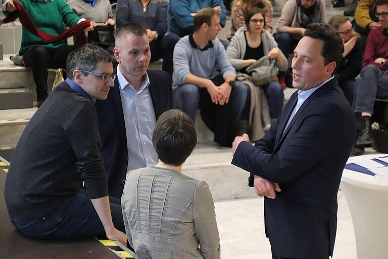 Die Bürgermeisterkandidaten Michael Kessel, Dirk Rieb und&nbsp;Mario Paul vor dem Wahlforum im Nägelsee-Schulzentrum im Gespräch mit Moderatorin Lena Schwaiger.&nbsp;