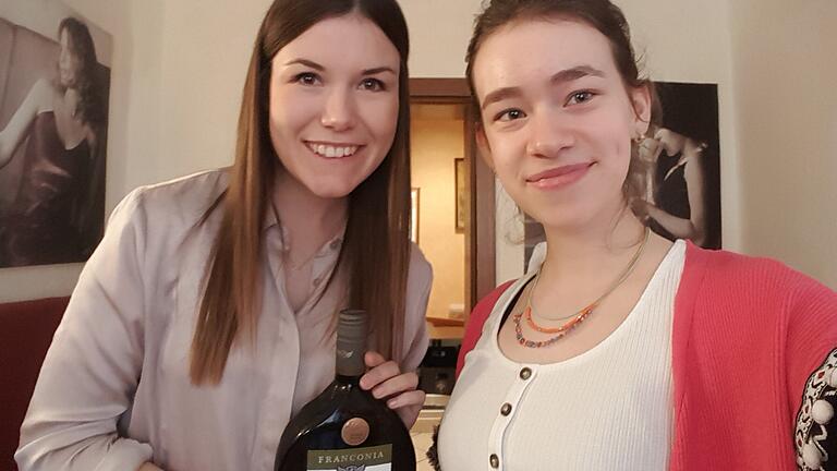 Fränkische Weinkönigin Carolin Meyer und Autorin Ricarda Pfister.