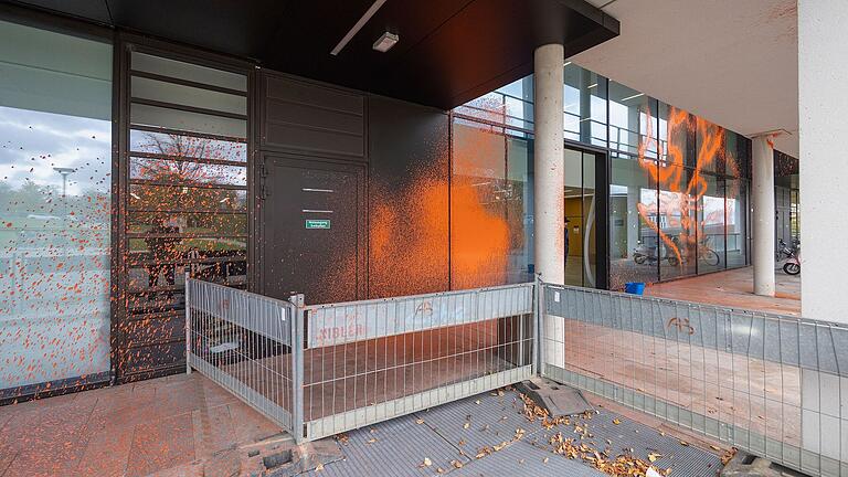 Spuren der Farbattacke der Letzten Generation im Eingangsbereich des Hörsaal-Gebäudes am Würzburger Hubland.&nbsp;