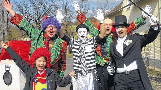 Sie gehören an Fasching einfach dazu: bunte Clowns auf der Straße in Gambach.