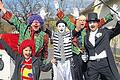 Sie gehören an Fasching einfach dazu: bunte Clowns auf der Straße in Gambach.