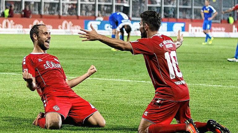 20160909FSWUEBOC040       -  Triumph im Flutlichtschein am Dallenberg: Torschütze Rico Benatelli und Vorbereiter Nejmeddin Daghfous bejubeln das 2:0 der Würzburger Kickers gegen den VfL Bochum.