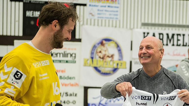 Beim HSC Bad Neustadt endete eine Ära. Bei der Verabschiedung des langjährigen Geschäftsführers Dieter Schulz (rechts) lobten die Laudatoren, u. a. Felix Schmidl (links), das Engagement und die Verdienste von Schulz.