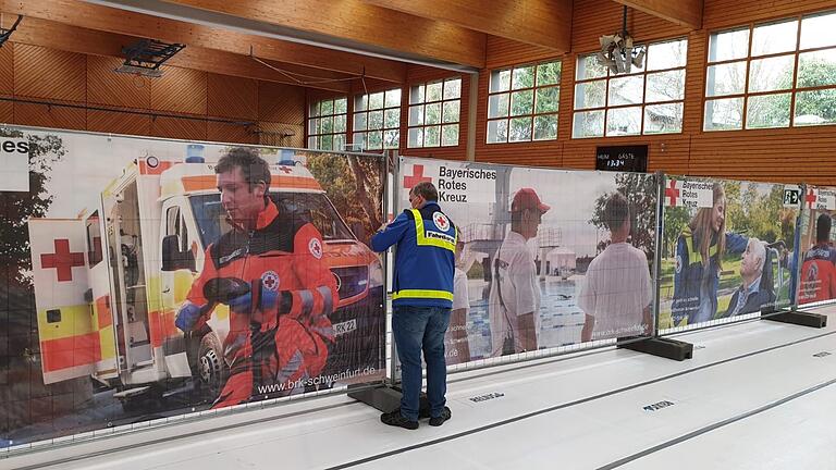 Den Betrieb des neuen Schnelltestzentrums in der Georg-Wichtermann-Halle übernimmt der BRK Kreisverband Schweinfurt.