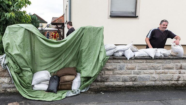 Das Wasser stoppen: Das Foto entstand am Sonntag, wo sich auch in Münsterschwarzach noch an vielen Stellen die Folgen des Hochwassers zeigten. Auch Alexander Fischer, der am Freitag und Samstag als Örtlicher Einsatzleiter die Hilfsorganisationen koordinierte, rät dazu, selbst Vorkehrungen zu treffen.