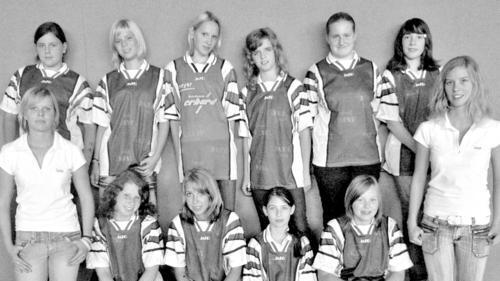 Geldersheim auf dem Gipfel - Geldersheim (-ner) Die Korbball-Jugend 14 des FC Geldersheim grüßt als Meister der Kreisklasse A 1. Unser Bild zeigt – von links, hintere Reihe: Nadine Bohrer, Sina Lutz, Rebecca Huppmann, Eva Förtsch, Nicole Geyer und Anna-Lena Geßner; vordere Reihe: Teresa Bonengel, Anna Lauerbach, Kristina Schmittfull, Hannah Treutlein, Lisa Hammer, und Helen Schmittknecht. Geldersheim auf dem Gipfel - Geldersheim (-ner) Die Korbball-Jugend 14 des FC Geldersheim grüßt als Meister der Kreisklasse A 1. Unser Bild zeigt – von links, hintere Reihe: Nadine Bohrer, Sina Lutz, Rebecca Huppmann, Eva Förtsch, Nicole Geyer und Anna-Lena Geßner; vordere Reihe: Teresa Bonengel, Anna Lauerbach, Kristina Schmittfull, Hannah Treutlein, Lisa Hammer, und Helen Schmittknecht.