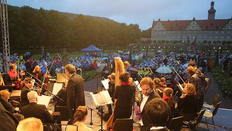 Regenfest und virtuos beim 20. Musikfest Schloss Weikersheim: Eine Dreiviertelstunde ließ Dirigent Juri Gilbo mit der Russischen Kammerphilharmonie St. Petersburg musikalische Sterne funkeln.