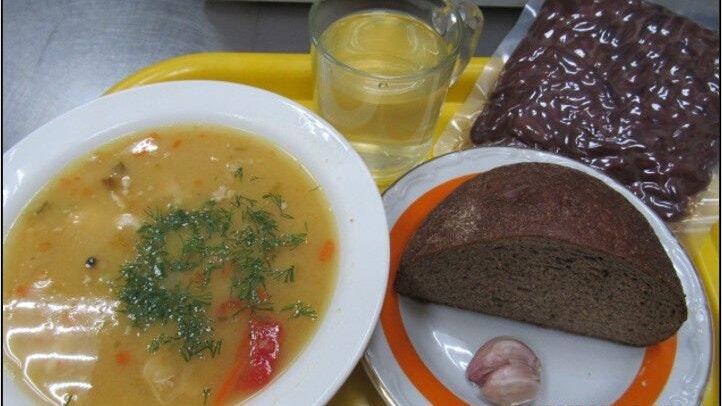 Eine Suppe, ein bisschen Brot und eingeschweißter Bohnensalat. So sieht eine Mahlzeit in der Armenküche der Malteser St. Petersburg aus. Eine Suppe, ein bisschen Brot und eingeschweißter Bohnensalat. So sieht eine Mahlzeit in der Armenküche der Malteser St. Petersburg aus.
