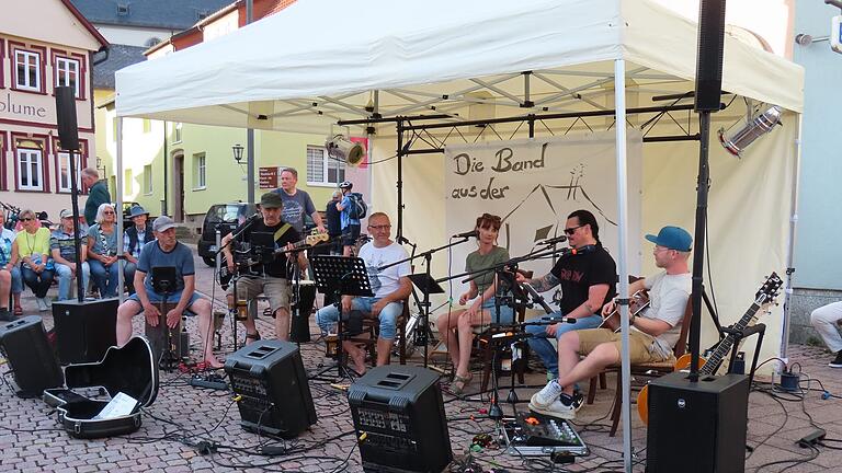 Die 'Band aus der Hütte' verlagerte ihren Spielort für einige Stunden nach Bischofsheim. Zum Freitagskonzert kamen viele Besucher, die sich einen schönen Abend bei Musik und netter Gesellschaft gönnten.