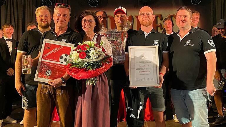 Ehrenmitglied mit Dauerkarte auf Lebenszeit (von links): Stefan Hausknecht (2. Abteilungsleiter), Thomas und Birgit Schmitt, Daniel Göbel (Jugendleiter), Torsten Kraft (Kassier) und Johannes Heßdörfer (Abteilungsleiter).