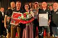 Ehrenmitglied mit Dauerkarte auf Lebenszeit (von links): Stefan Hausknecht (2. Abteilungsleiter), Thomas und Birgit Schmitt, Daniel Göbel (Jugendleiter), Torsten Kraft (Kassier) und Johannes Heßdörfer (Abteilungsleiter).