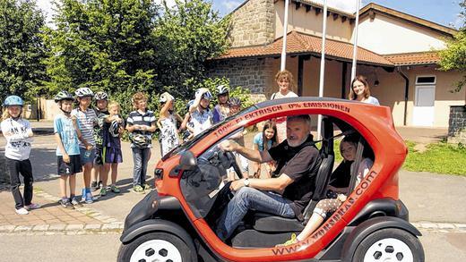 Flüsterleise Ausfahrt: Lehrer Gerhard Krug drehte zum Abschluss der Workshops an der Karl-Straub-Grundschule mit den Schülern der 4. Klassen eine Runde im Elektroauto.