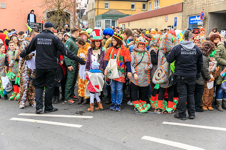 Mitarbeiter eines privaten Sicherheitsdienstes sorgten auch am Marktplatz für Ordnung.