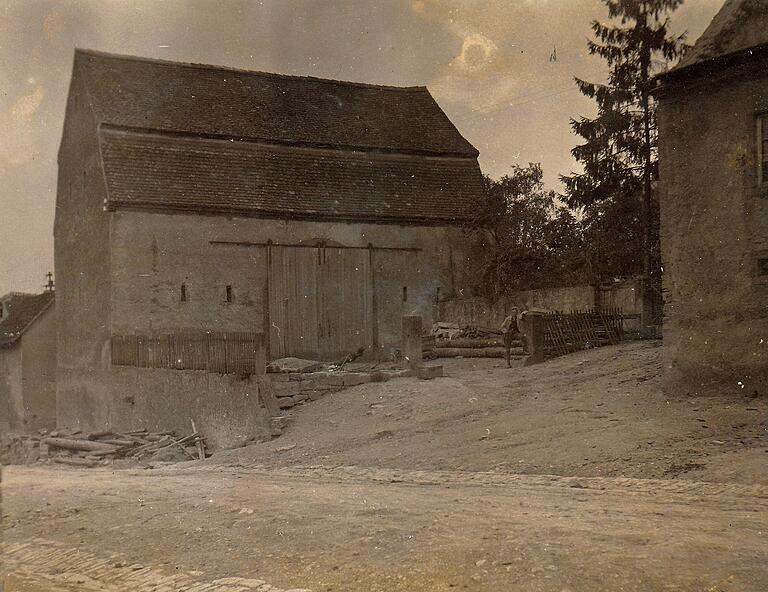 Die Zehntscheune in Steinfeld, von der heute nur noch die Grundmauern stehen, wurde 1627 vom Kloster Neustadt errichtet. Heute erinnern nur noch die Grundmauern und die originale Bautafel an das historische Gebäude.