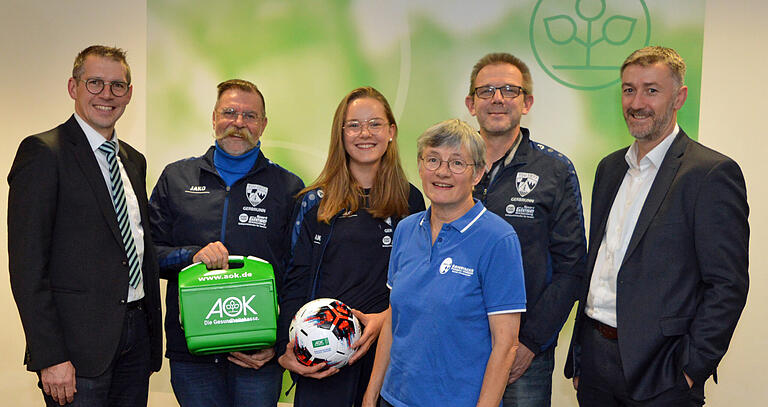 Gewinner der U17-Juniorinnen-Wertung beim „Fair-Play-Wettbewerb“ ist der TSV Gerbrunn. Das Bild zeigt (v. li.) Jürgen Pfau (BFV-Bezirksvorsitzender), Burkard Hemmerich, Pauline Grimm, Helga Schmitt (BFV-Bezirks-Frauen- und Mädchenausschussvorsitzende), Danilo Eckold und Stephan Götz (AOK-Bereichsleiter).