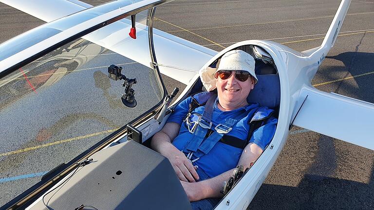 Mehr als acht Stunden war Arnulf Koch bei seinem Segelflug von Kitzingen zur Zugspitze und zurück in seinem Cockpit eingezwängt gesessen, aber danach einfach nur glücklich.