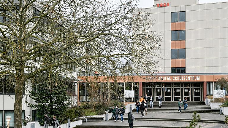 Die Klara-Oppenheimer-Schule in der Sanderau muss saniert oder neu gebaut werden. Für die Fraktionen im Stadtrat haben Schulsanierungen bei den Haushaltsberatungen absoluten Vorrang.