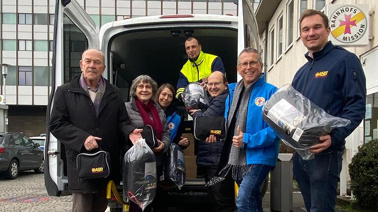 Hans Werner Loew (ASB Vorsitzender), Rosemarie Binder-Linsler (ASB Vorstandsmitglied), Johanna Anken (Sozialarbeiterin Bahnhofsmission Würzburg), Jens Roger (ASB Fahrdienst), Udo Feldinger (ASB stellvertretender Vorsitzender), Michael Lindner-Jung (Einrichtungsleitung Bahnhofsmission Würzburg) und Michael Holzwarth (ASB Geschäftsführer).