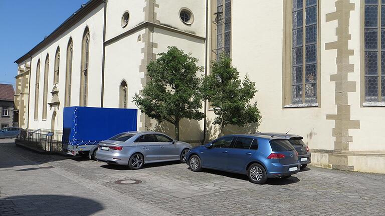 Hier, vor den beiden Bäumen, soll der neue Behindertenparkplatz entstehen