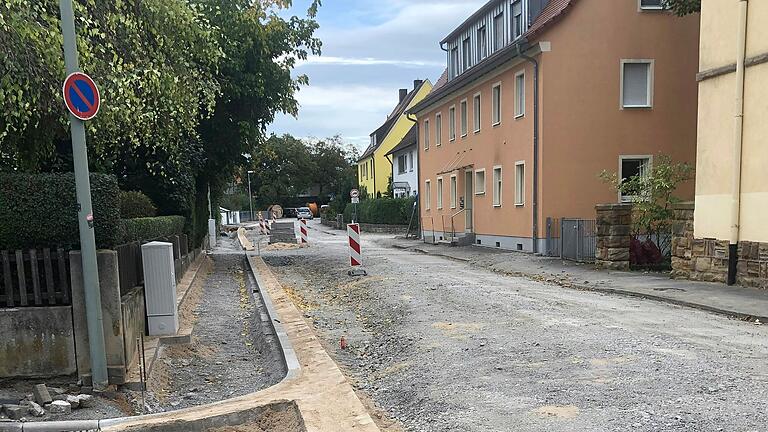 Im Jahr 2021 wurde in der Straße 'Am Schießwasen' in Gerolzhofen der Abwasserkanal erneuert. Während des Baus trat nach Regenschauern wiederholt Schmutzwasser aus dem nicht fertig gestellten Kanalrohr.