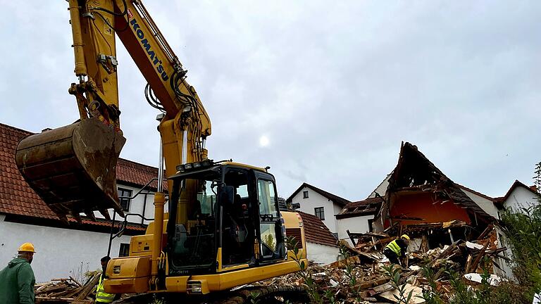 Wenige Minuten nach dem Bagger-Zwischenfall nahm das Team wieder seine Abriss-Arbeit auf. Wenige Minuten nach dem Bagger-Zwischenfall nahm das Team wieder seine Abriss-Arbeit auf.