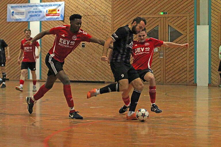 Der SV-DJK Oberschwarzach mit Spielertrainer Simon Müller (am Ball) zeigte, wie hier beim 3:2-Halbfinalsieg gegen die FT Schweinfurt, bemerkenswerte Comeback-Qualitäten. Der SV-DJK Oberschwarzach mit Spielertrainer Simon Müller (am Ball) zeigte, wie hier beim 3:2-Halbfinalsieg gegen die FT Schweinfurt, bemerkenswerte Comeback-Qualitäten.