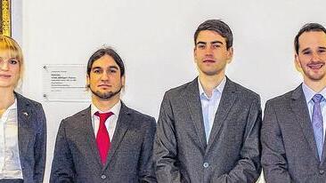 Stipendien: Nina Füßer (links) von „Ferchau-Engineering“ zeichnete mit dem nach ihrem Unternehmen benannten Förderpreis aus (von links) Timo Zellmer, Ferdinand Höfling und Thomas Gerhard. Stipendien: Nina Füßer (links) von „Ferchau-Engineering“ zeichnete mit dem nach ihrem Unternehmen benannten Förderpreis aus (von links) Timo Zellmer, Ferdinand Höfling und Thomas Gerhard.