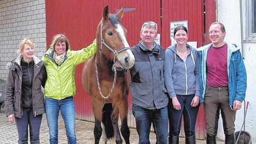 Neues Team: (von links) Andrea Filbig (Jugendwart), Corinne Hardörfer (Vorsitzende), das neue Schulpferd Amaretto, Thomas Knoch (Kassier), Yvonne Josef (technische Leitung) und Marcus Gräfner (zweiter Vorsitzender).