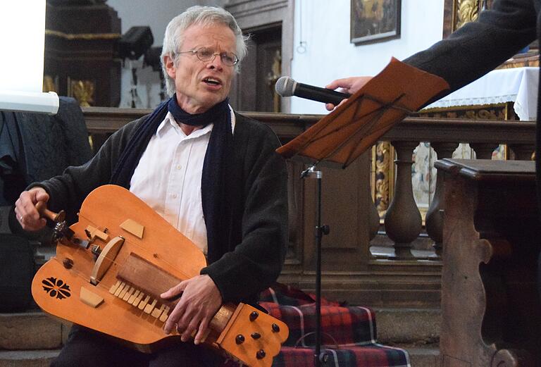 Auf einem historischen Instrument begleitete Stefan Hiby die Schilderungen der Dekane in der Karmelitenkirche.