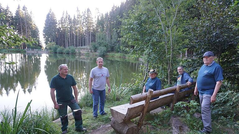 Neue Bänke wurden am Rothsee aufgestellt. Das Bild zeigt von links:  Leander Köhler, Klaus Müller, Franz Wuttke, Bernd Müller und Rigobert  Weyer. Foto: Marion Eckert       -  Neue Bänke wurden am Rothsee aufgestellt. Das Bild zeigt von links:  Leander Köhler, Klaus Müller, Franz Wuttke, Bernd Müller und Rigobert  Weyer. Foto: Marion Eckert