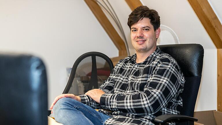 Moritz Strohofer in seinem Büro oberhalb der Tankstelle im Autohof.