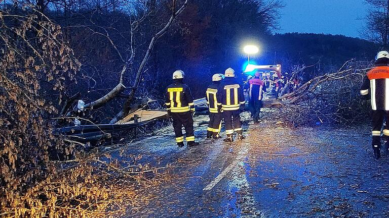 Die Feuerwehr Burkardroth rückte wie viele anderen Wehren auch aus, um umgestürzte Bäume von Straßen zu räumen. - Die Feuerwehr Burkardroth rückte wie viele anderen Wehren auch aus, um umgestürzte Bäume von Straßen zu räumen. Die Feuerwehr Burkardroth rückte wie viele anderen Wehren auch aus, um umgestürzte Bäume von Straßen zu räumen. - Die Feuerwehr Burkardroth rückte wie viele anderen Wehren auch aus, um umgestürzte Bäume von Straßen zu räumen.
