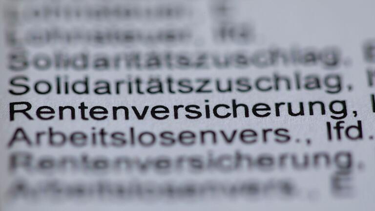 Sozialabgaben       -  Die Beitragsbemessungsgrenze in der Rentenversicherung liegt aktuell bei 7550 Euro im Westen und 7450 Euro im Osten - künftig soll sie deutlich steigen auf 8050 Euro im Monat. (Symbolbild)