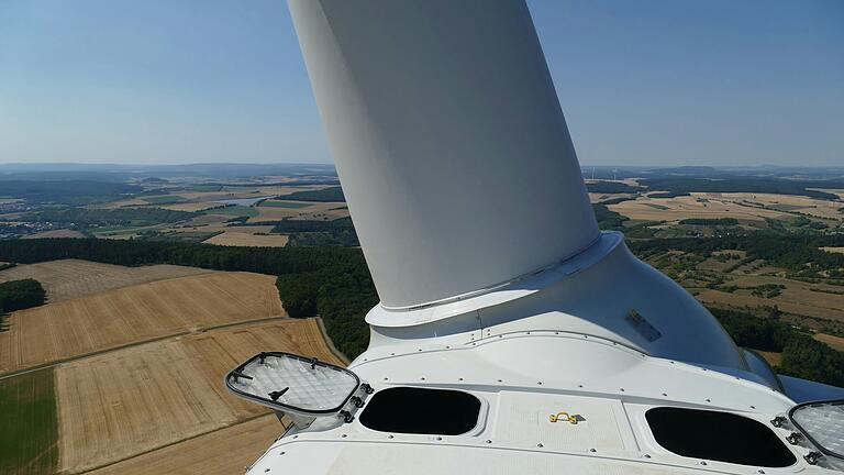 Die Höhenzüge um das Werntal sind bestens geeignet für Windkraftanlagen. Hier der Blick von einem Windrad bei Binsfeld. Arnsteins Bürgermeister Franz-Josef Sauer ist ein Vordenker bei der Nutzung des Stroms aus Windkraft.