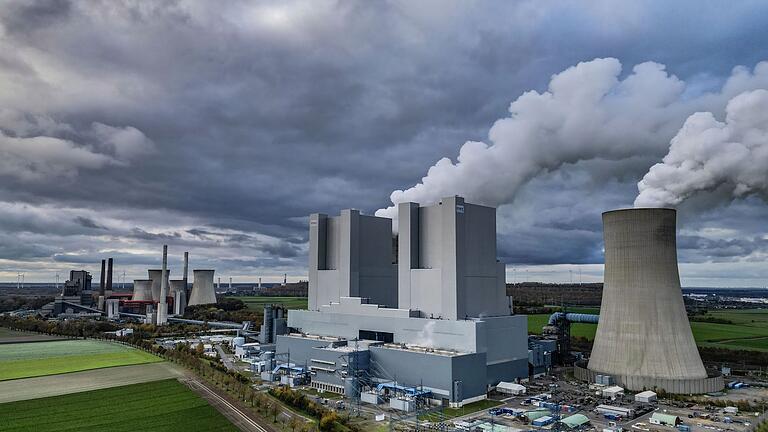 Braunkohlekraftwerk Neurath       -  Das Recht, das Treibhausgas Kohlendioxid in die Umwelt auszustoßen, kostet in Deutschland und Europa Geld. Im vorigen Jahr kam eine Rekordsumme zusammen. (Symbolbild)