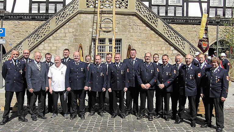 Beim Kommers anlässlich 140 Jahre Feuerwehr Ostheim erhielten langjährige Wehrleute staatliche Ehrungen für 25 oder 40 Jahre aktiven Dienst bei der Feuerwehr.