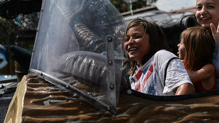 Nasses T-Shirt inklusive für Tester Luque in der Wildwasserbahn 'Piratenfluss'. Foto: Daniel Peter