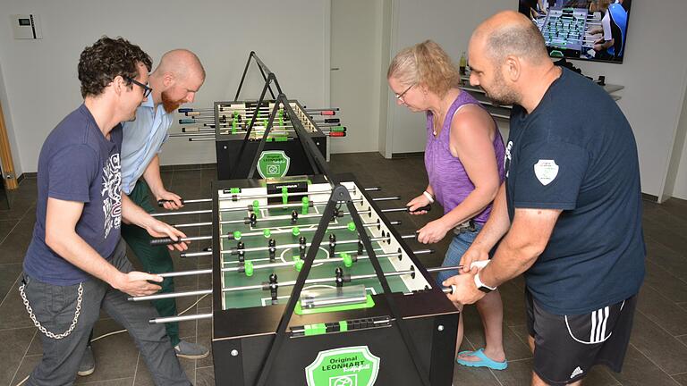 Auch im Doppel macht Tischfußball viel Spaß (von links): Stefan Weigand, Fynn Drees, Katja Mattausch und Marcus Schulz.