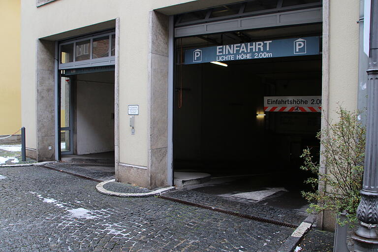 Die Einfahrt zur Parkgarage der Sparkasse in der Kitzinger Herrnstraße: Wird doch noch alles gut?