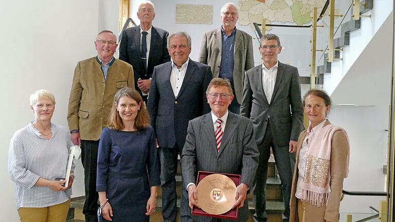 Mit dem Ehrenteller des Landkreises und der Kommunalen Dankurkunde zeichnete Landrätin Sabine Sitter acht Mitglieder des Kreistags aus.