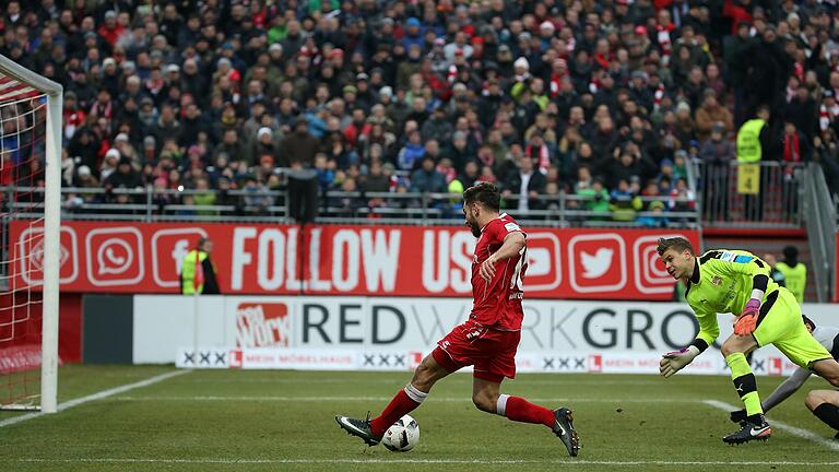 Nejmeddin Daghfous umkurvt Stuttgarts Torhüter Mitch&nbsp;Langerak und trifft zum 3:0 für die Würzburger Kickers.