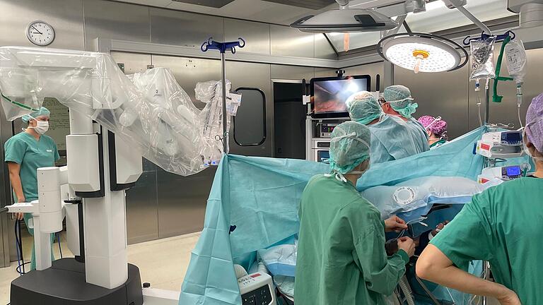 Dr. Alexander Krebs, Chefarzt der Urologie am Leopoldina Krankenhaus Schweinfurt, operiert viel mit dem roboterassistierten System DaVinci. Bei der OP wurde eine Niere entfernt, die von einem Tumor befallen ist. Links ist das DaVinci -System zu sehen, bevor es an den Operationstisch angedockt wird.&nbsp;