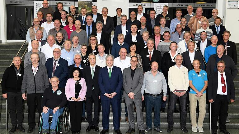 Stefan Spindler und Georg F. W. Schaeffler mit den Jubilarinnen und Jubilaren, die seit 40 Jahren mit dem Unternehmen verbunden sind. Stefan Spindler und Georg F. W. Schaeffler mit den Jubilarinnen und Jubilaren, die seit 40 Jahren mit dem Unternehmen verbunden sind.