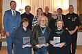 Den diesjährigen Kunstpreis des Landkreises Haßberge gewann Werner Tögel (vorne, Mitte); den Publikumspreis Susanne Böhm (vorne, links) und den Sonderpreis Jannina Hector (vorne, rechts).